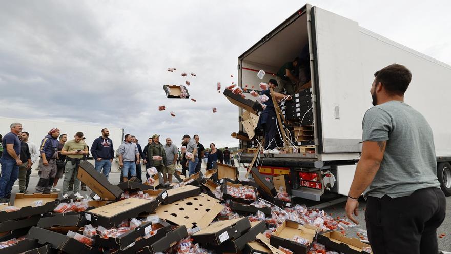 Vuelven los ataques a camiones con alimentos españoles en la frontera francesa: 