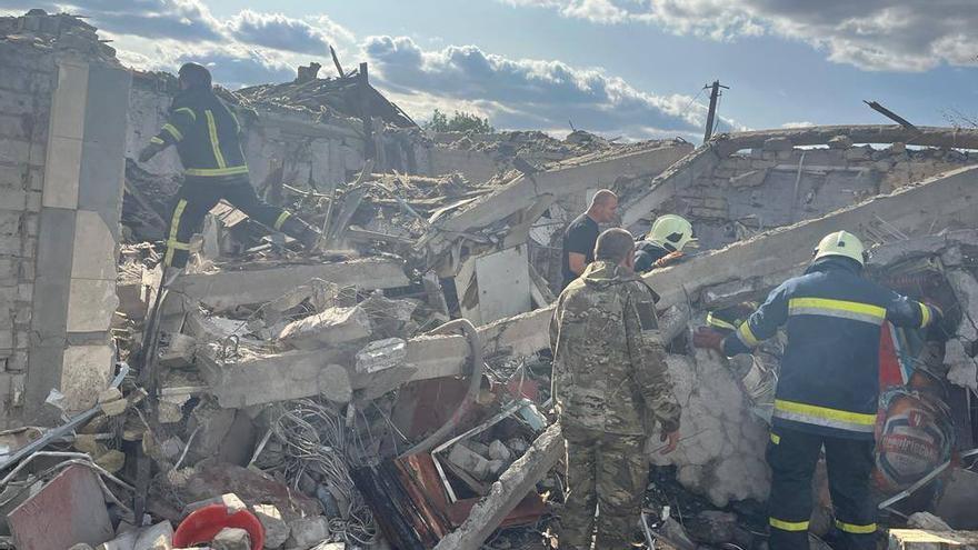 Ucrania denuncia que un ataque ruso contra una tienda en Járkov deja más de 50 muertos