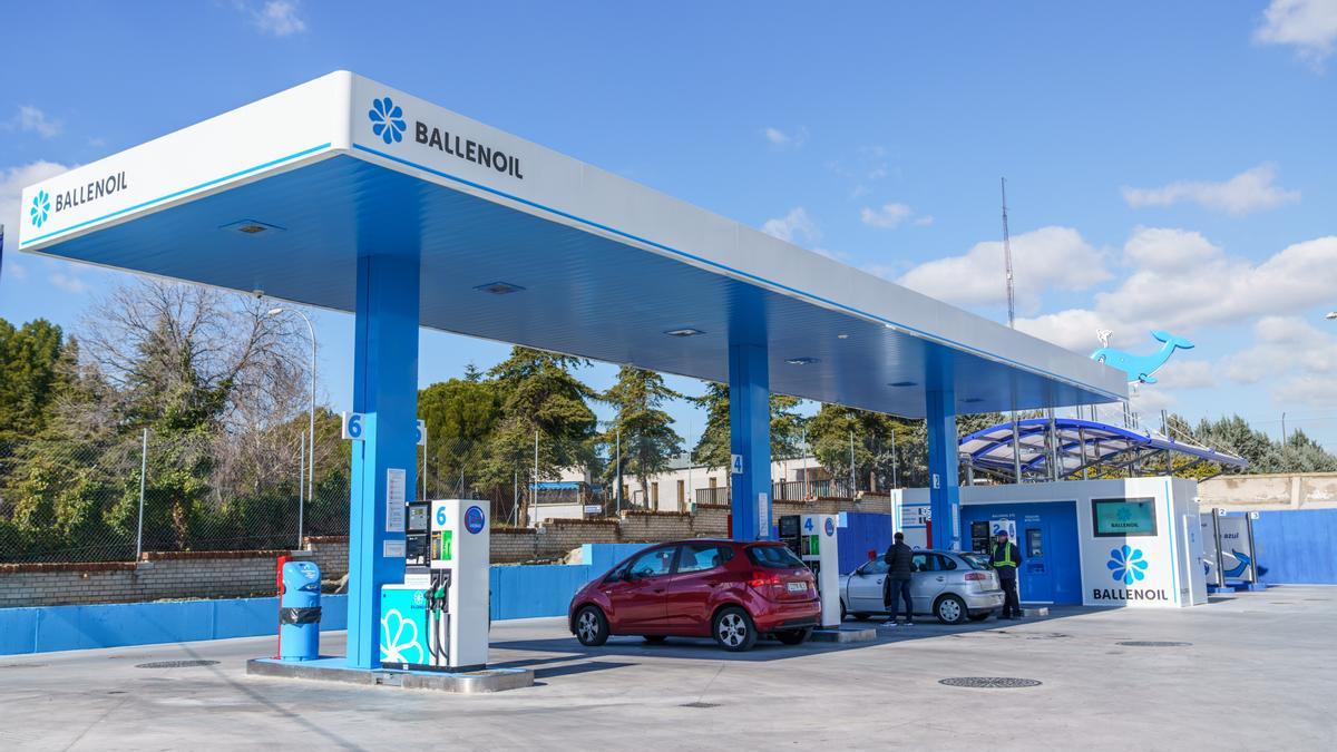 Cepsa compra la cadena low cost Ballenoil y superará las 2.000 gasolineras