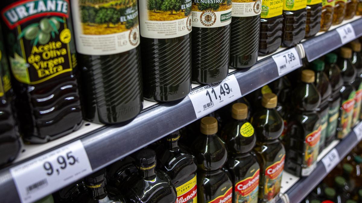 Facua pide a Competencia que investigue si Mercadona, Dia, Carrefour y Lidl han pactado el precio del aceite de oliva