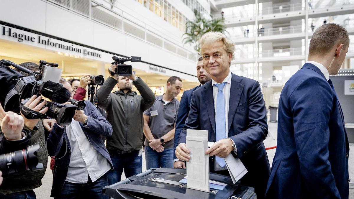 La extrema derecha de Wilders gana las elecciones en Países Bajos, según las encuestas a pie de urna