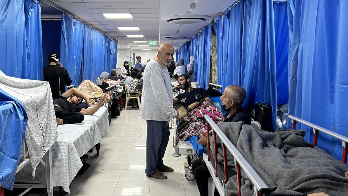 Israel cerca con ataques el mayor hospital de Gaza, en el que hay 50.000 refugiados