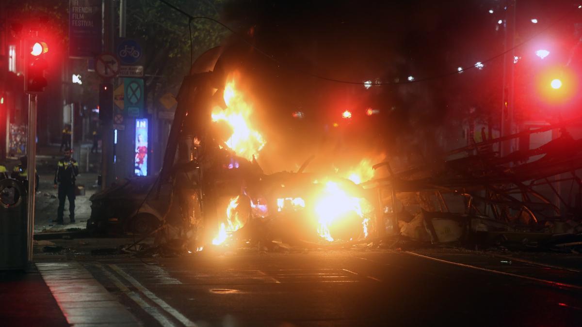 Grupos de extrema derecha usan el apuñalamiento en Dublín para provocar disturbios y atacar a la policía