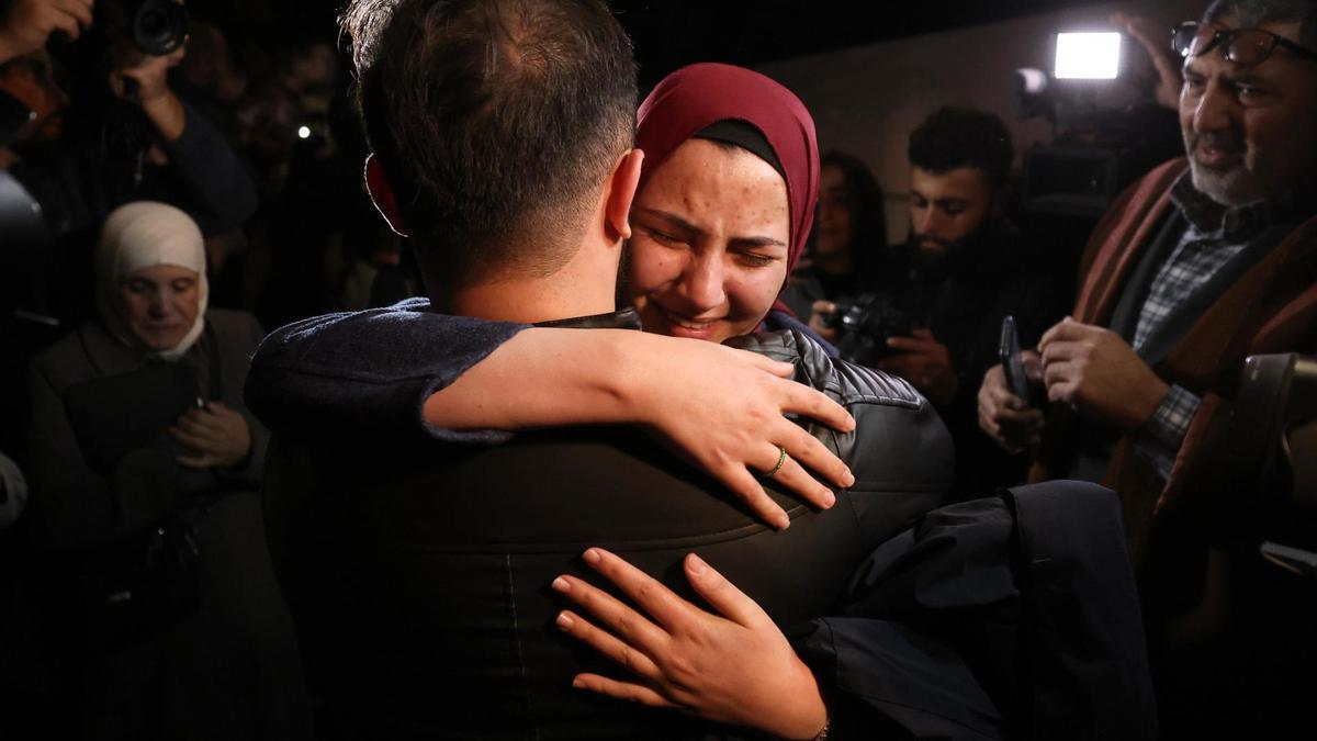 Ocho rehenes salen de Gaza en el último día de la tregua entre Israel y Hamás