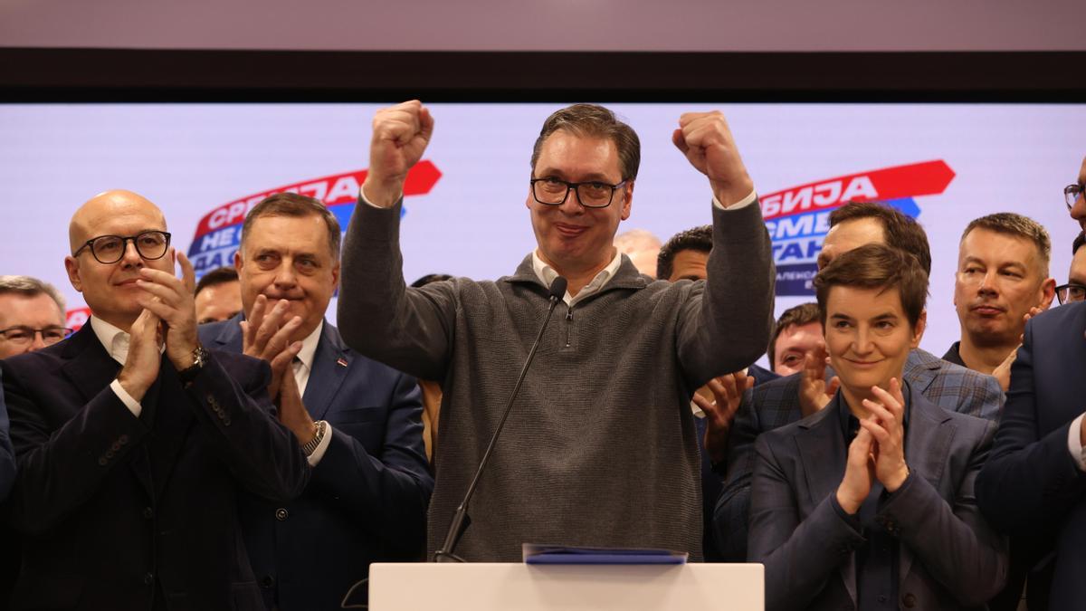 El partido de derecha populista del presidente Vucic proclama la victoria en las elecciones legislativas en Serbia