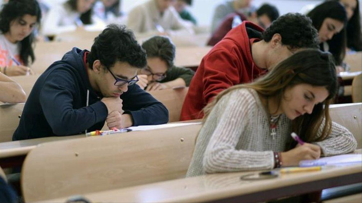 El derecho a cotizar de cientos de miles de becarios se desplegará en dos semanas entre las quejas de las universidades