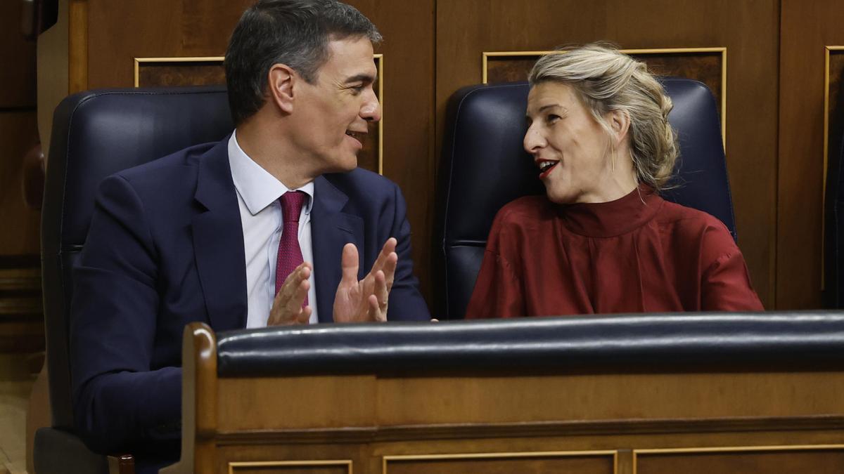 El paquete antiinflación se negocia hasta el último minuto: bonificará el transporte público pero subirá el IVA de la luz