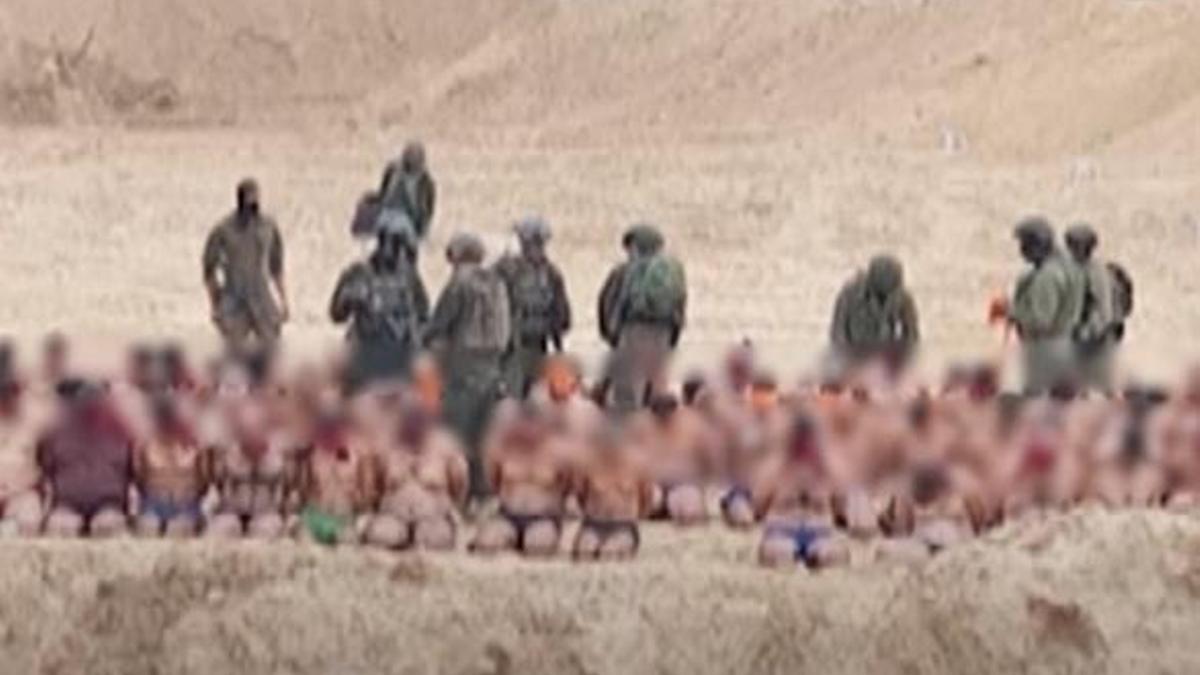 Unas imágenes muestran a decenas de palestinos semidesnudos retenidos por el Ejército israelí