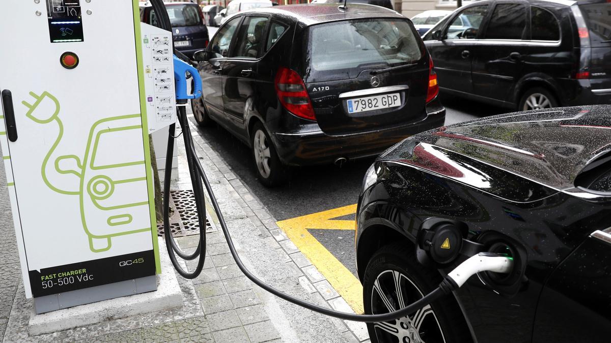 Eléctricas, gasolineras y fabricantes de coches reclaman un mapa oficial de electrolineras con información 