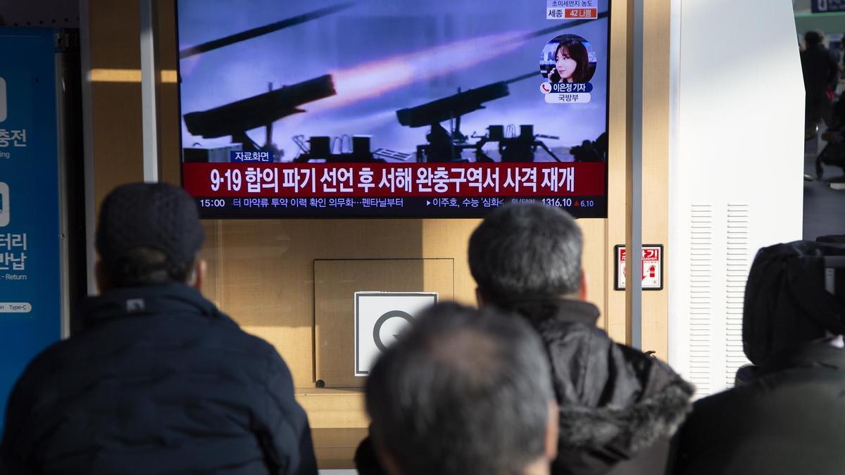 Seúl evacúa varias islas fronterizas por los disparos de artillería norcoreanos en la zona