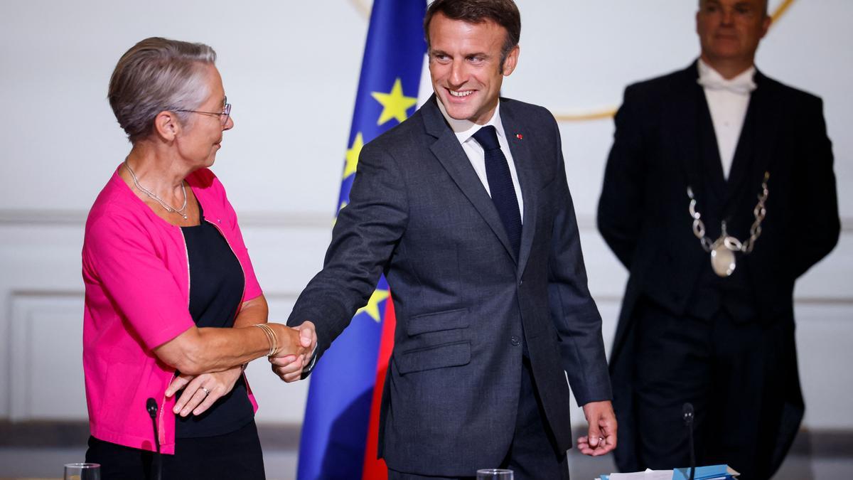 Macron, en busca de una nueva dirección para su segundo mandato tras la dimisión de la primera ministra, Élisabeth Borne