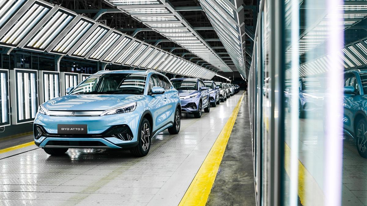La fiebre consumista por el coche eléctrico acelera la transición energética en China