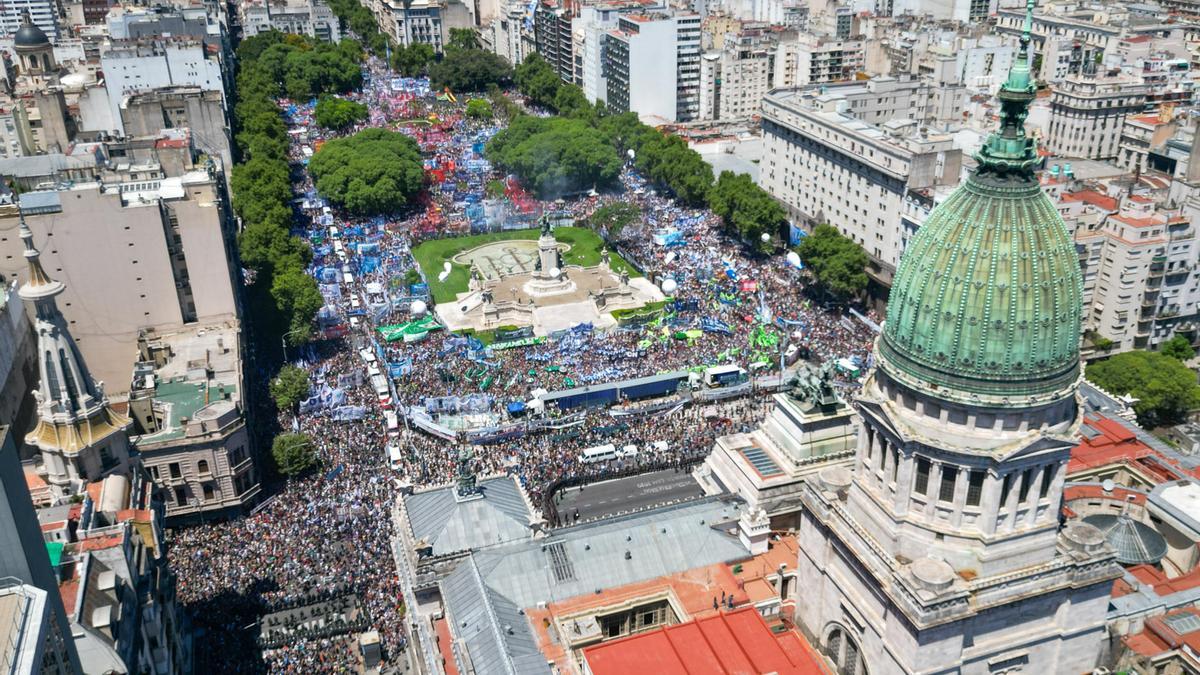 Una masiva manifestación y una huelga general muestran la capacidad de resistencia ante el feroz ajuste de Milei