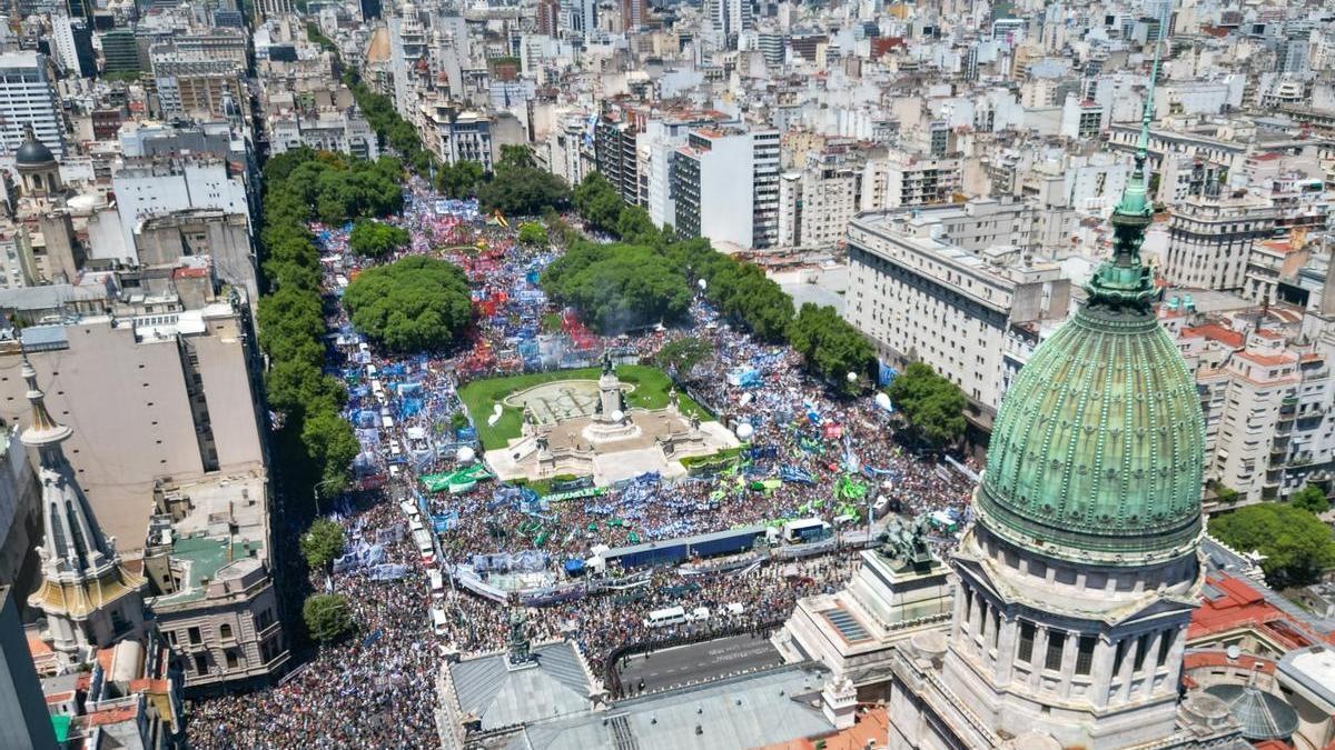 La calle echa un pulso a Milei en la primera huelga general contra su motosierra