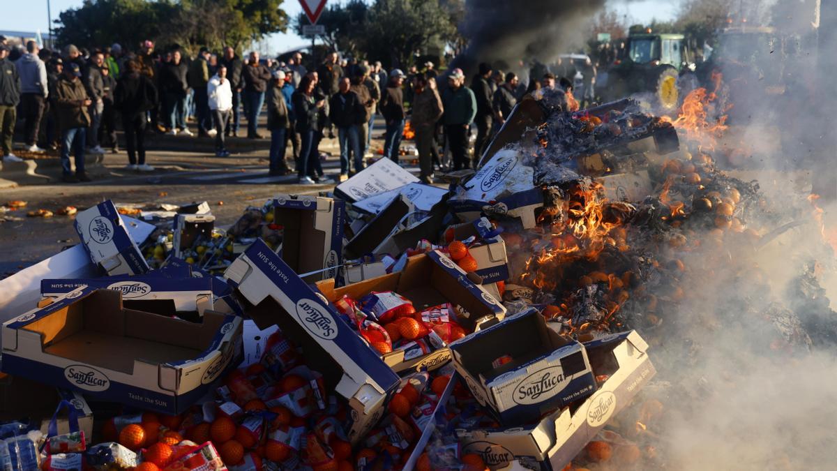 La movilización de los agricultores franceses se extiende y los bloqueos llegan a las puertas de París
