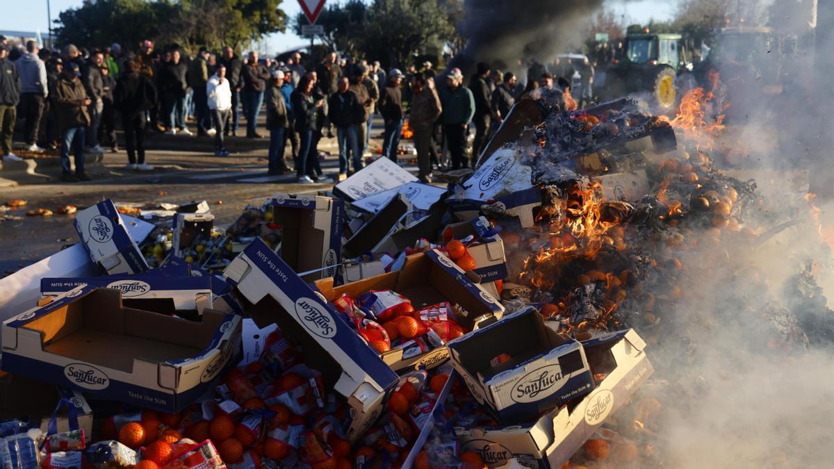 La movilización de los agricultores franceses se extiende y los bloqueos llegan a las puertas de París