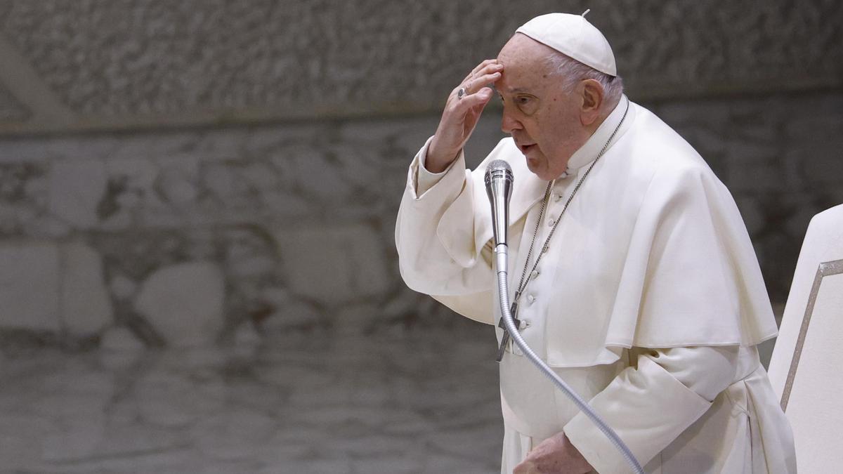 A Dios rogando y con el mazo dando