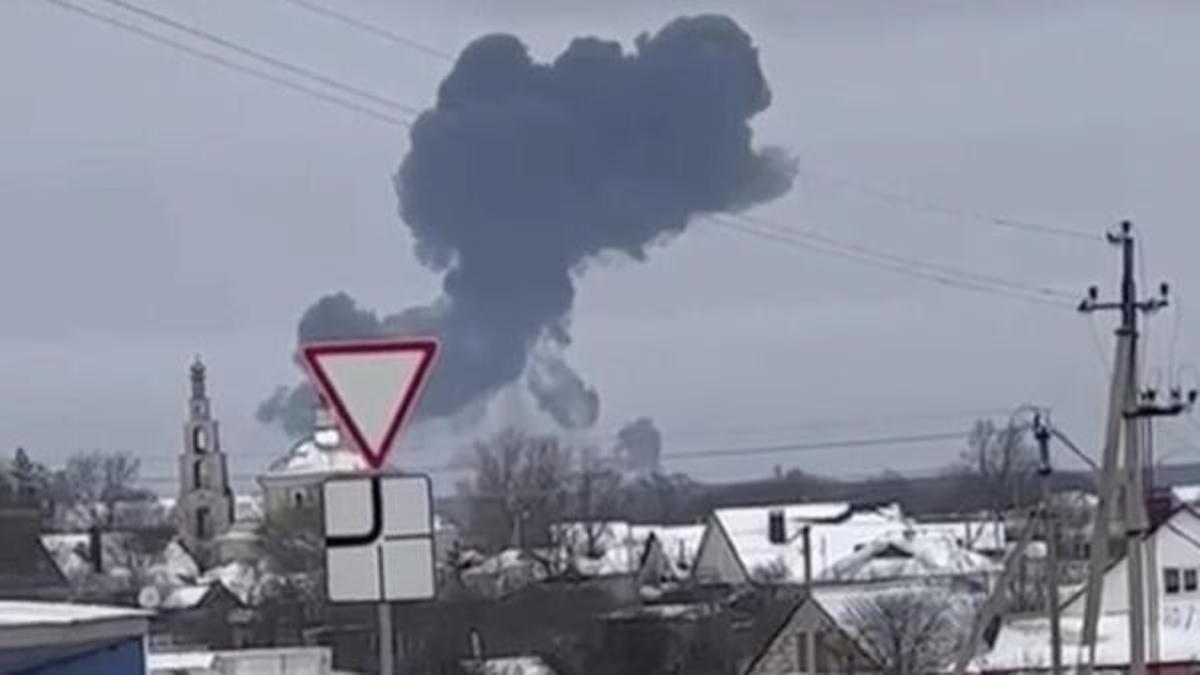 Rusia dice que un avión se ha estrellado con 65 prisioneros de guerra ucranianos mientras Kiev afirma que llevaba misiles