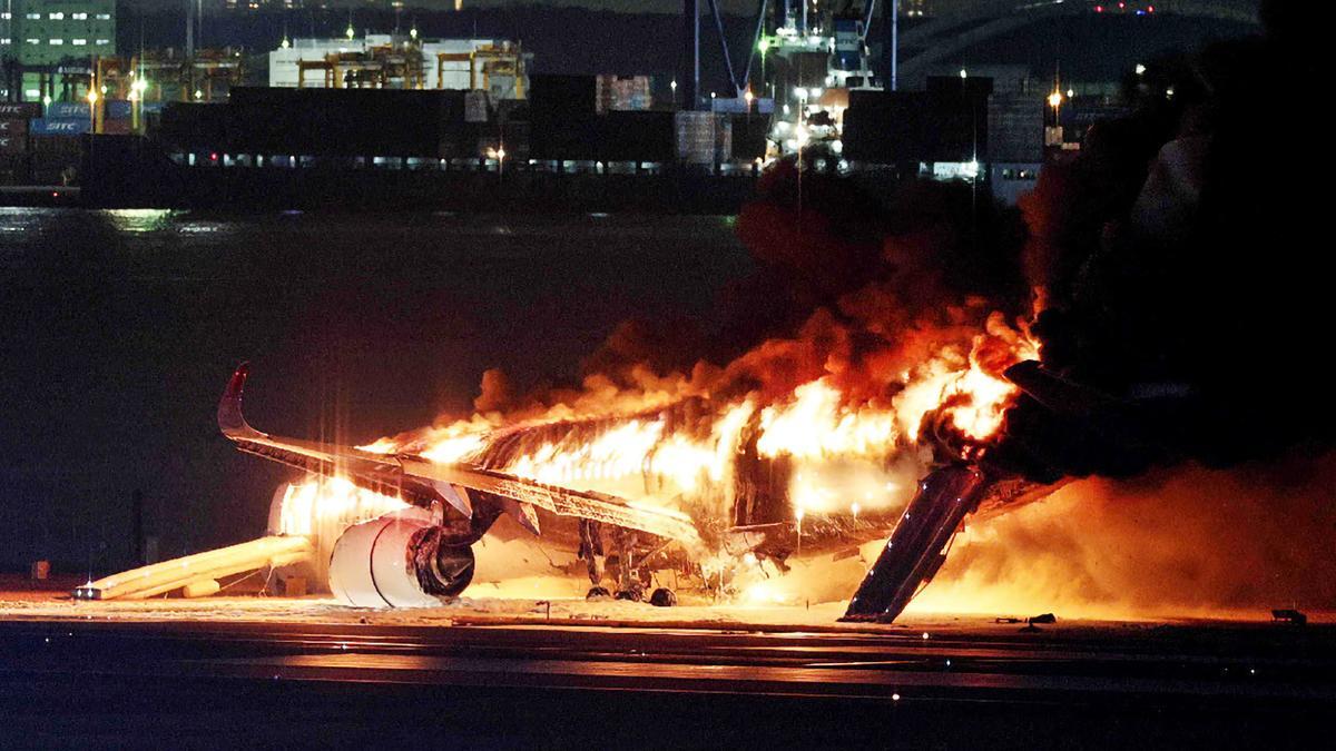 Cinco muertos y casi 400 pasajeros evacuados tras el choque de dos aviones en Tokio