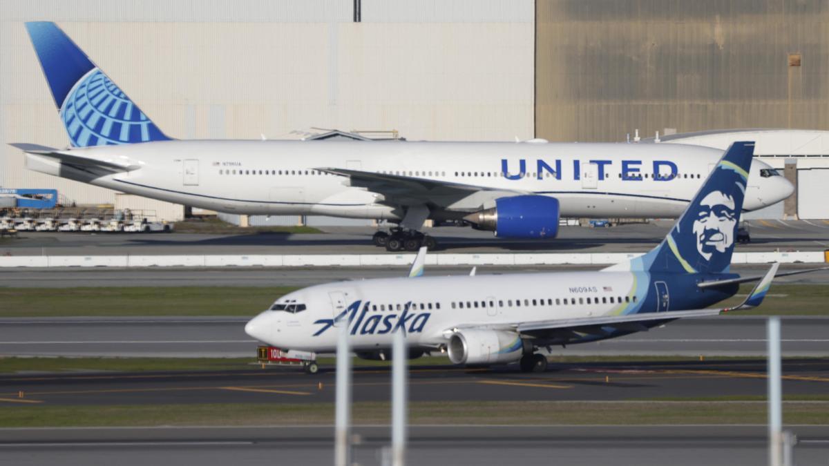 United Airlines halla tornillos sueltos sus Boeing 737 Max 9, el modelo involucrado en un incidente el sábado