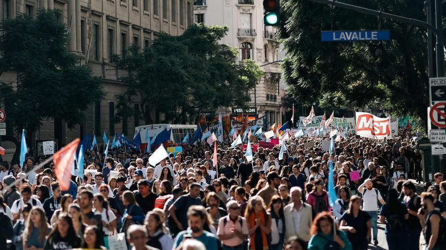 Manifestantes participan en una movilización del sector educativo contra el gobierno del presidente Javier Milei este martes en Buenos Aires (Argentina). A lo largo y ancho de todo el país hay marchas convocadas por sindicatos estudiantiles, a quienes se sumaron los docentes, contra los recortes en la financiación a la universidad pública practicados por el Ejecutivo del libertario Milei.