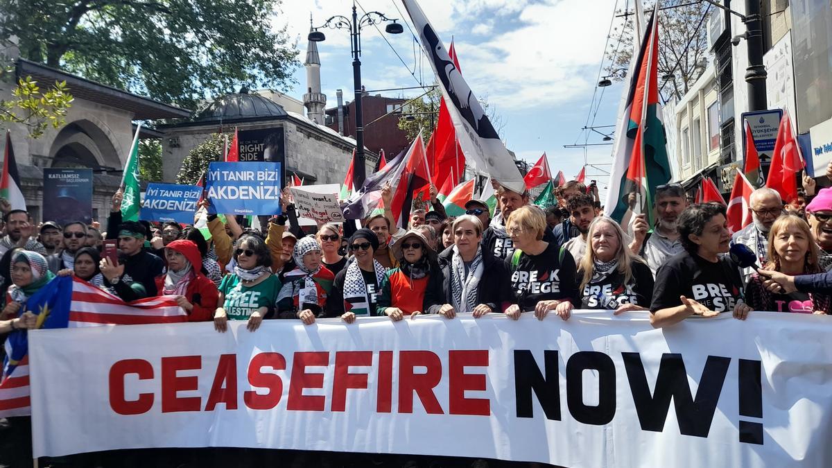 La coalición internacional de la flotilla participa en una marcha de apoyo a Gaza en Estambul.