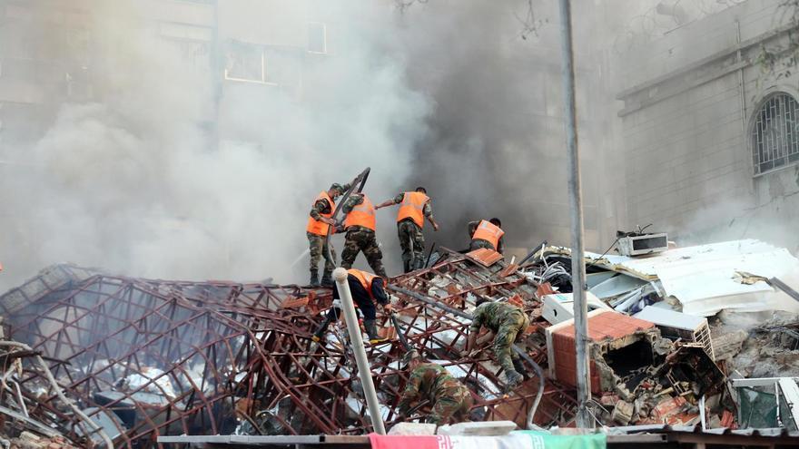 Daños ocasionados por el bombardeo israelí en el edificio consular de Irán en Damasco.