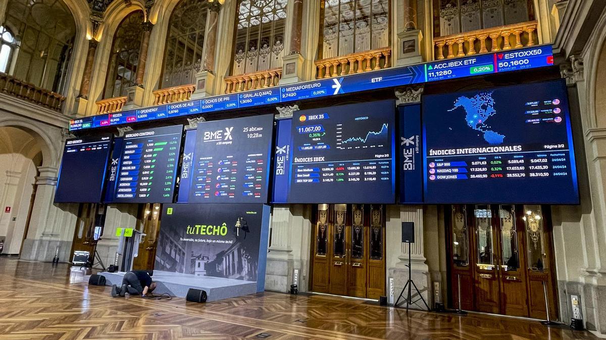 Los mercados se toman con calma el anuncio de Sánchez: el Ibex sube y se compra deuda de España