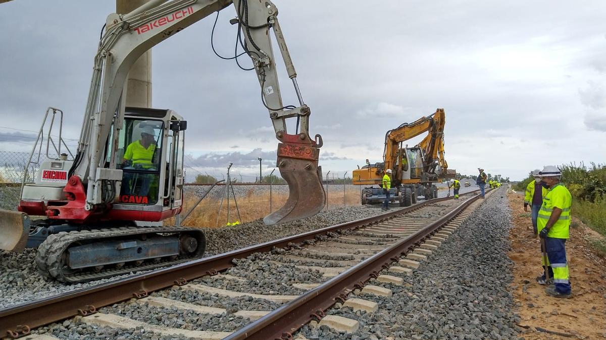 Competencia insta a Adif a bajar sus costes porque el canon que pagan Renfe y Ouigo es de los más altos de Europa