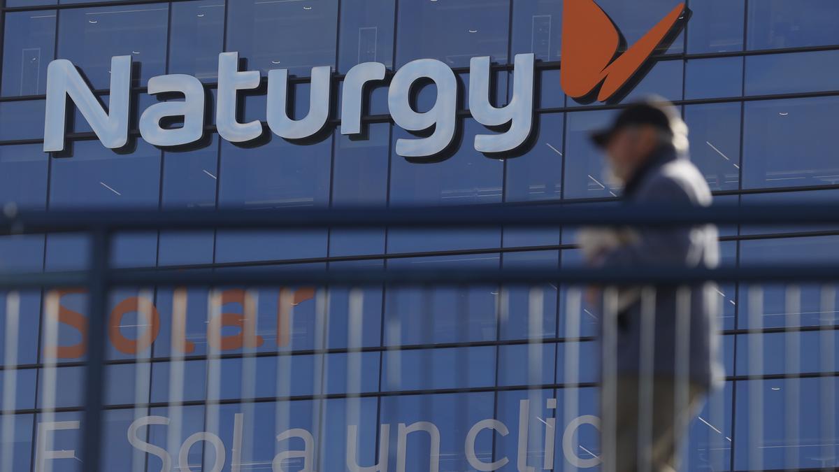 Claves de la oferta de compra por Naturgy: quién es Taqa, por qué quiere invertir ahora y cómo la ve el Gobierno