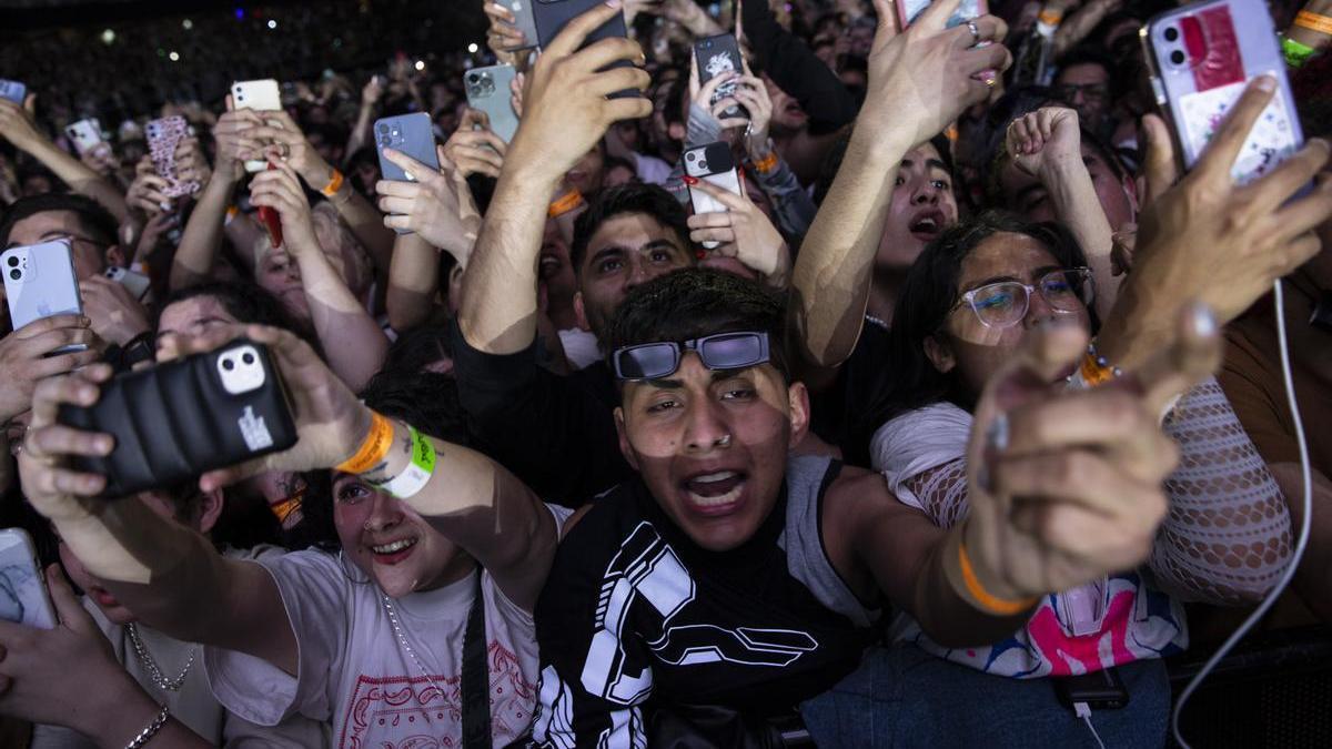 Ruido, desinterés, abuso del móvil y falta de respeto por el artista: los conciertos en la era 