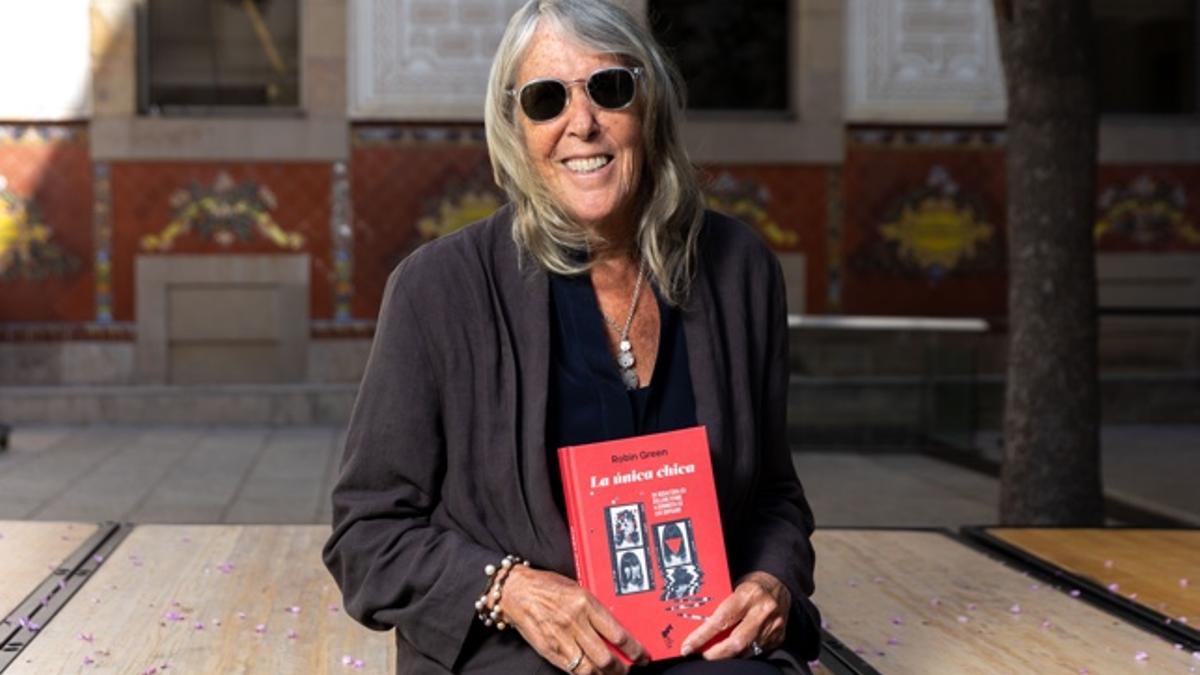 Robin Green, guionista y productora de televisión estadounidense, posa en el CCCB de Barcelona con su autobiografía, 