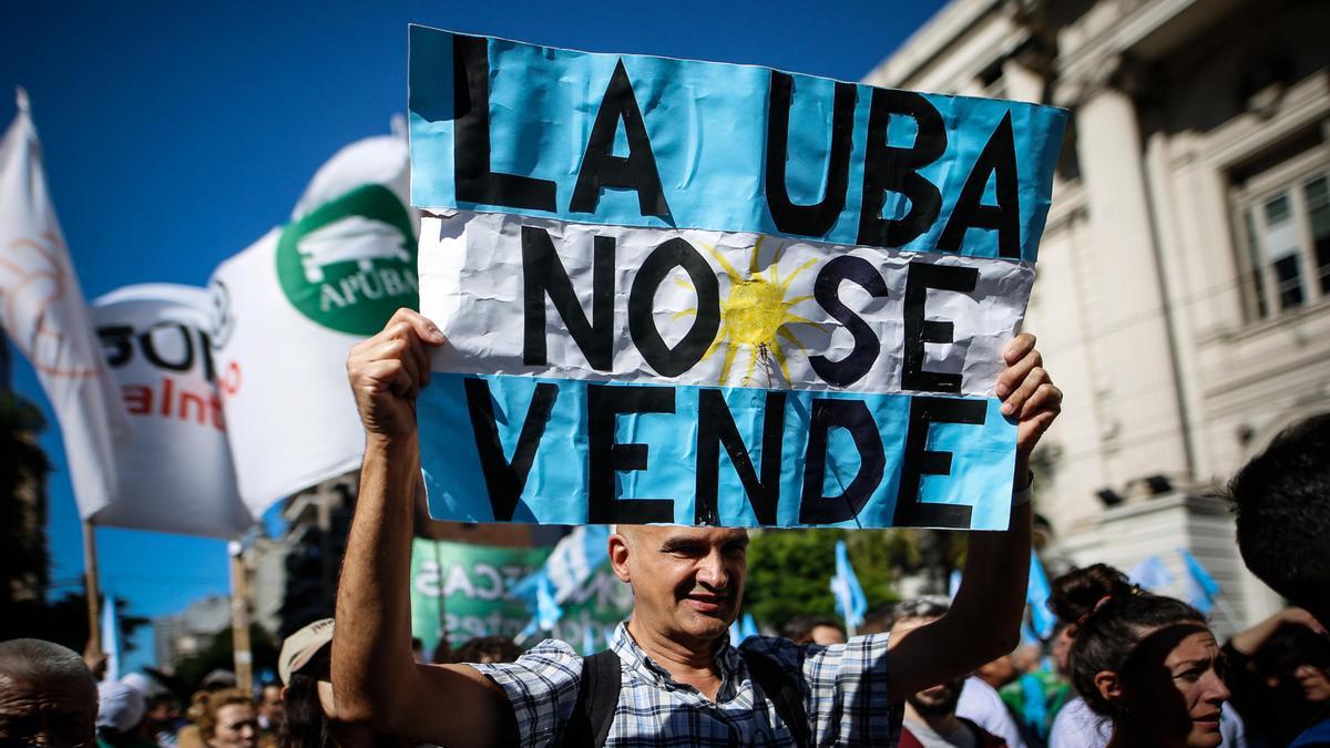 Manifestantes participan en una movilización del sector educativo contra el gobierno del presidente Javier Milei este martes en Buenos Aires (Argentina). A lo largo y ancho de todo el país hay marchas convocadas por sindicatos estudiantiles, a quienes se sumaron los docentes, contra los recortes en la financiación a la universidad pública practicados por el Ejecutivo del libertario Milei.