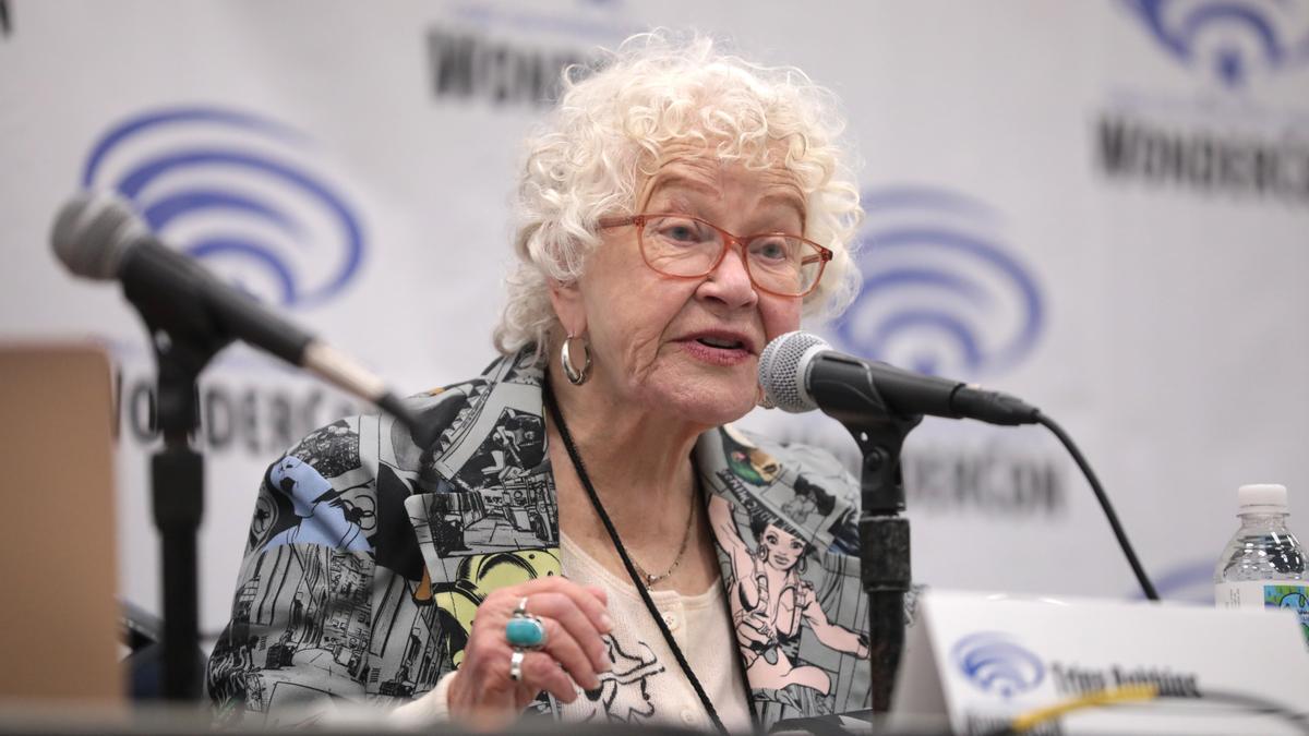 Muere Trina Robbins, la primera mujer que dibujó a Wonder Woman, a los 85 años