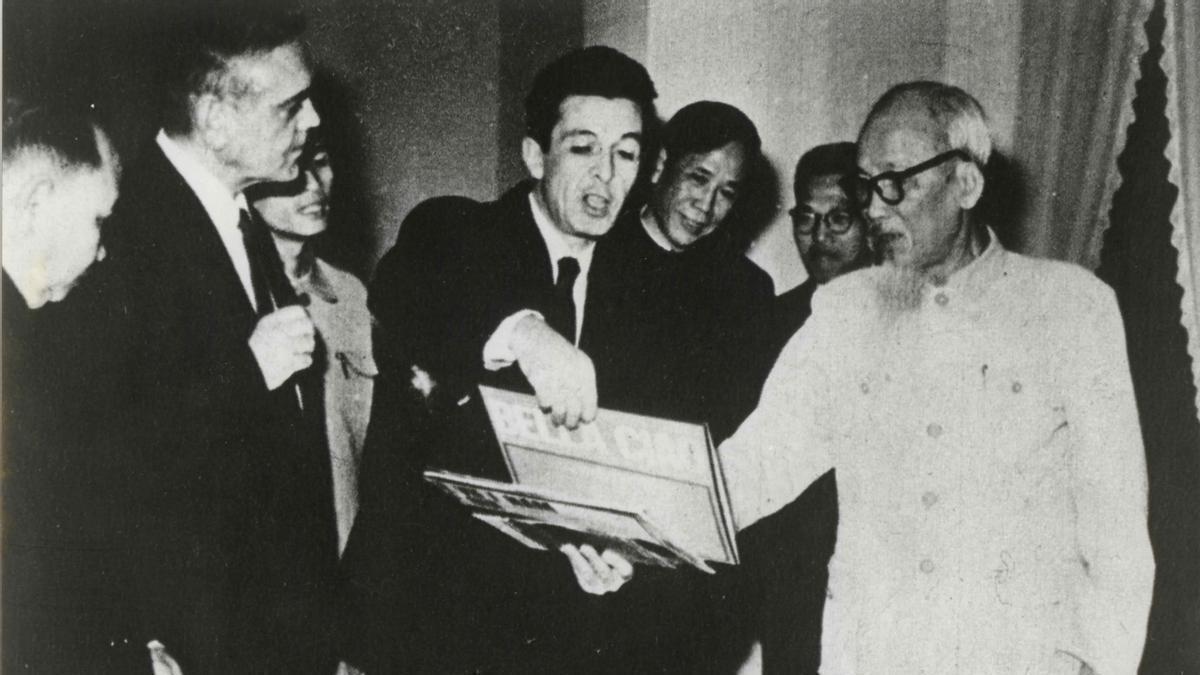 Enrico Berlinguer y Ho Chi Mihn con el disco de 'Bella ciao' en Vietnam en 1966.