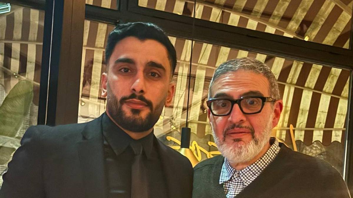 El abogado Ahmed Abofoul con el cirujano británico palestino y rector de la Universidad de Glasgow Ghassan Abu Sitta, testigo de crímenes en Gaza durante esta ofensiva