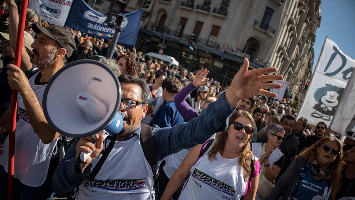 Cientos de miles de personas rechazan la asfixia de Milei a las universidades públicas de Argentina