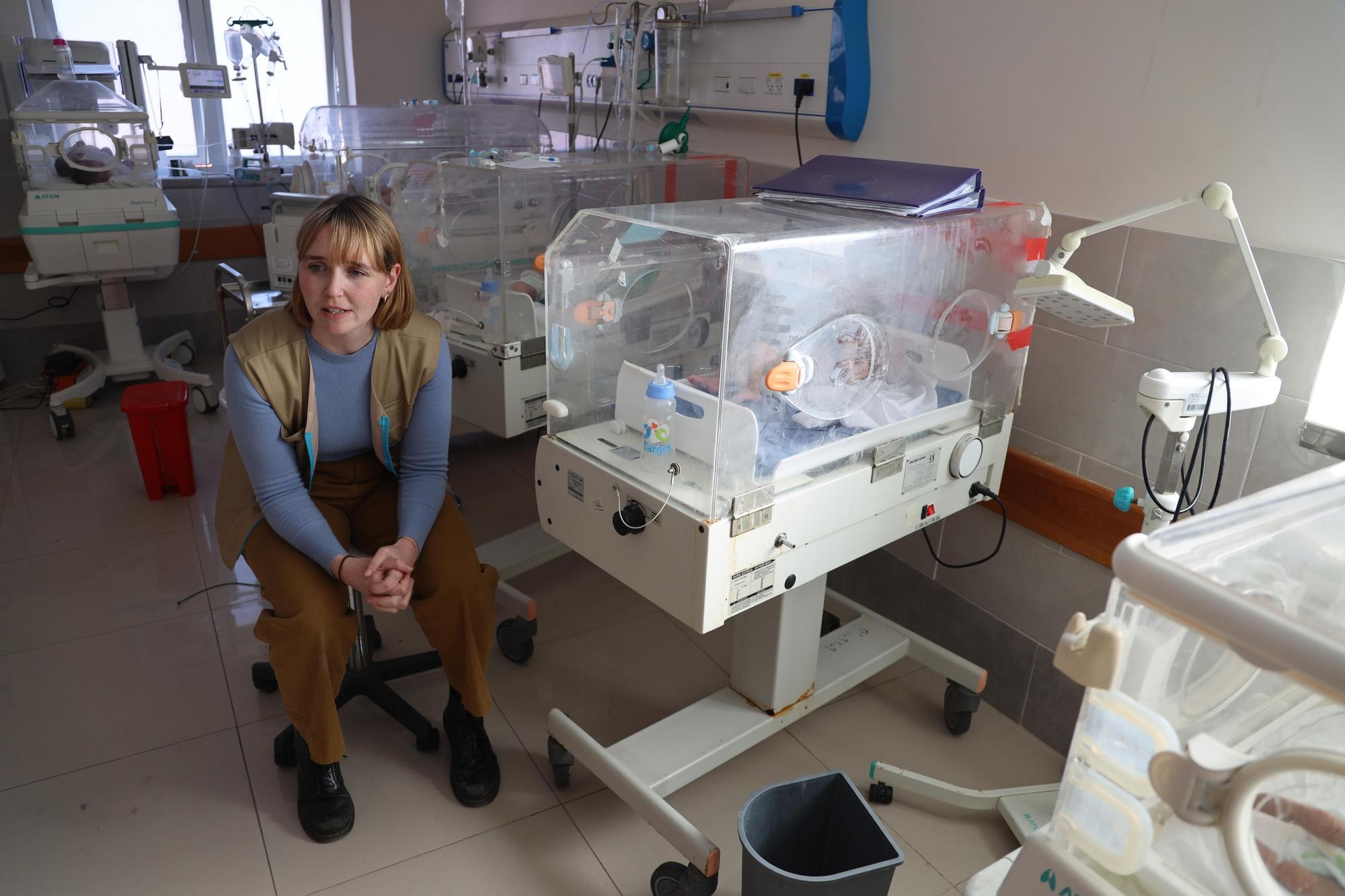 Tess Ingram durante una visita al Hospital Emiratí, en Rafah, en el sur de Gaza.