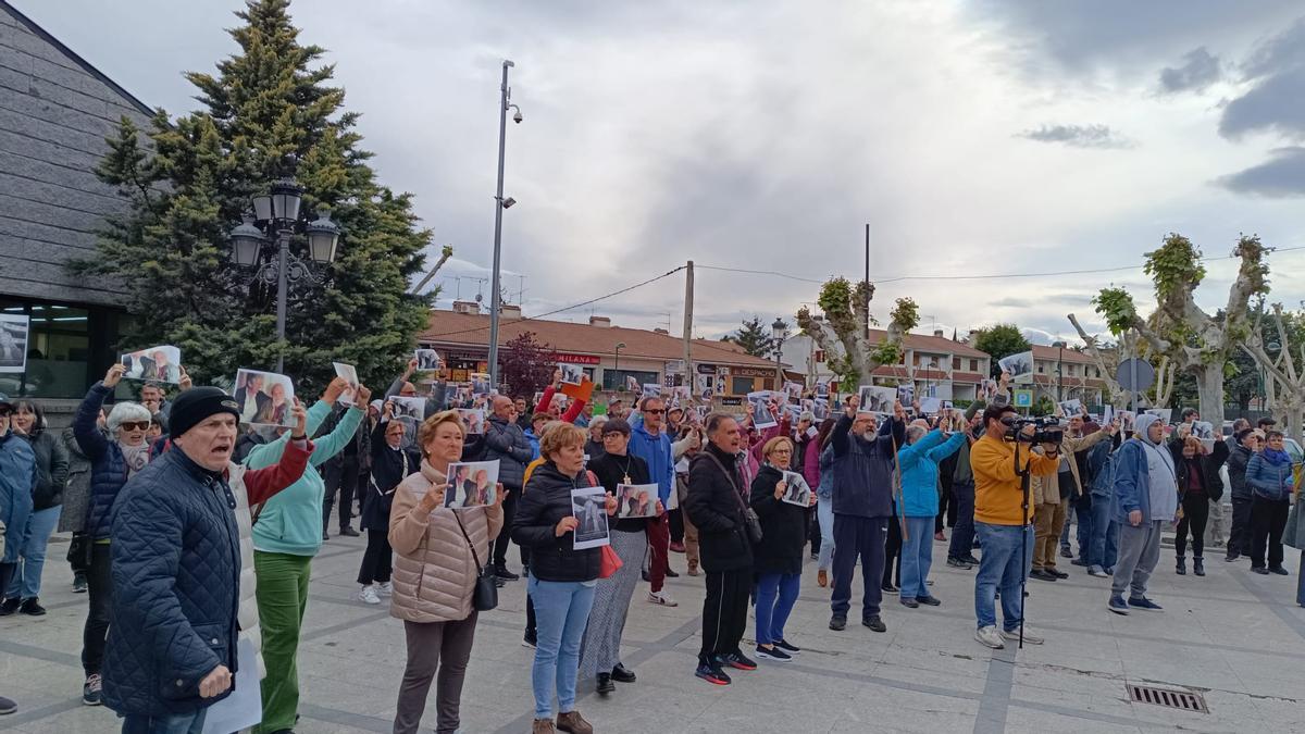 Los vecinos de Alpedrete se manifiestan contra la retirada de las placas de Paco Rabal y Asunción Balaguer por PP y Vox