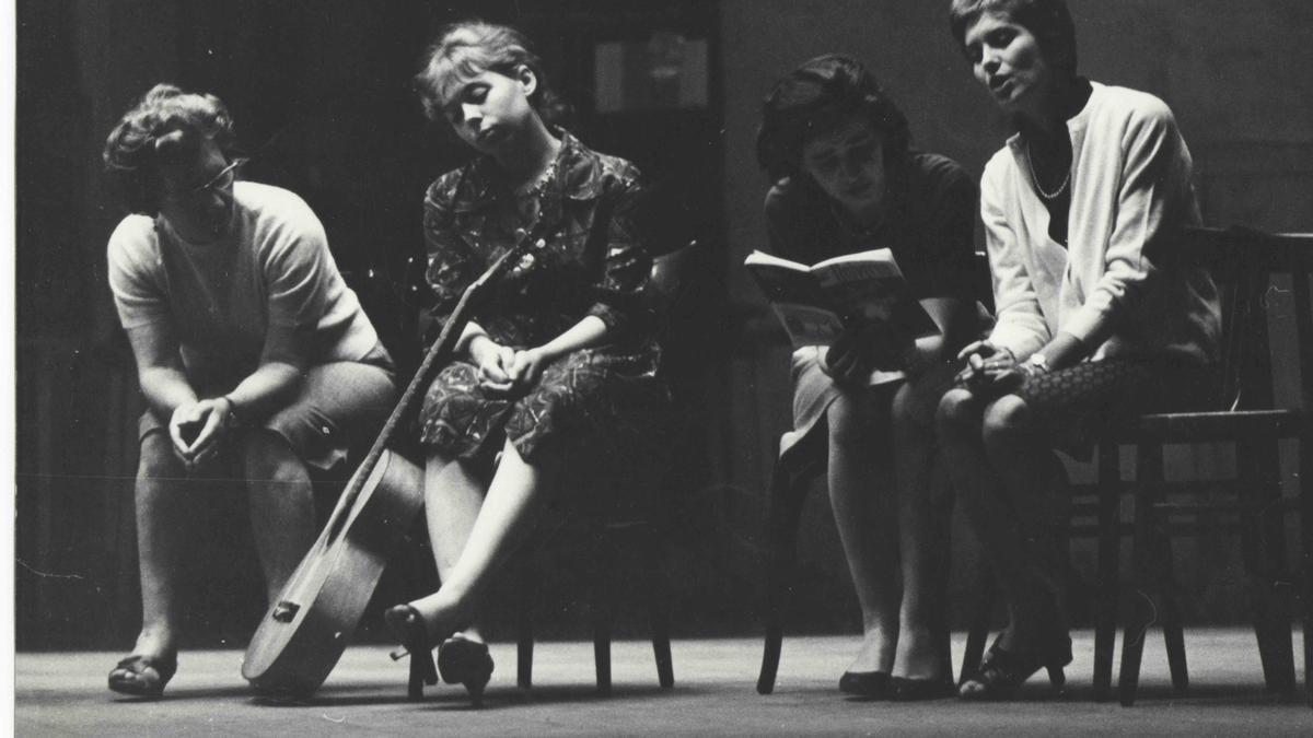 Giovanna Daffini, Caterina Bueno, Cati Mattea y Sandra Mantovani, del Nuovo Canzoniere Italiano, durante los ensayos del festival de Spoleto en junio de 1964.