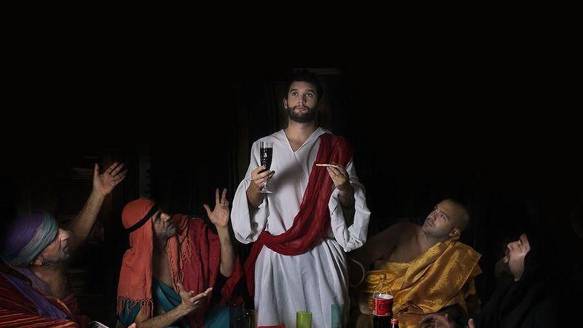 Cancelan una exposición con un Jesucristo comiendo pizza y la Virgen fumando entre amenazas de Vox