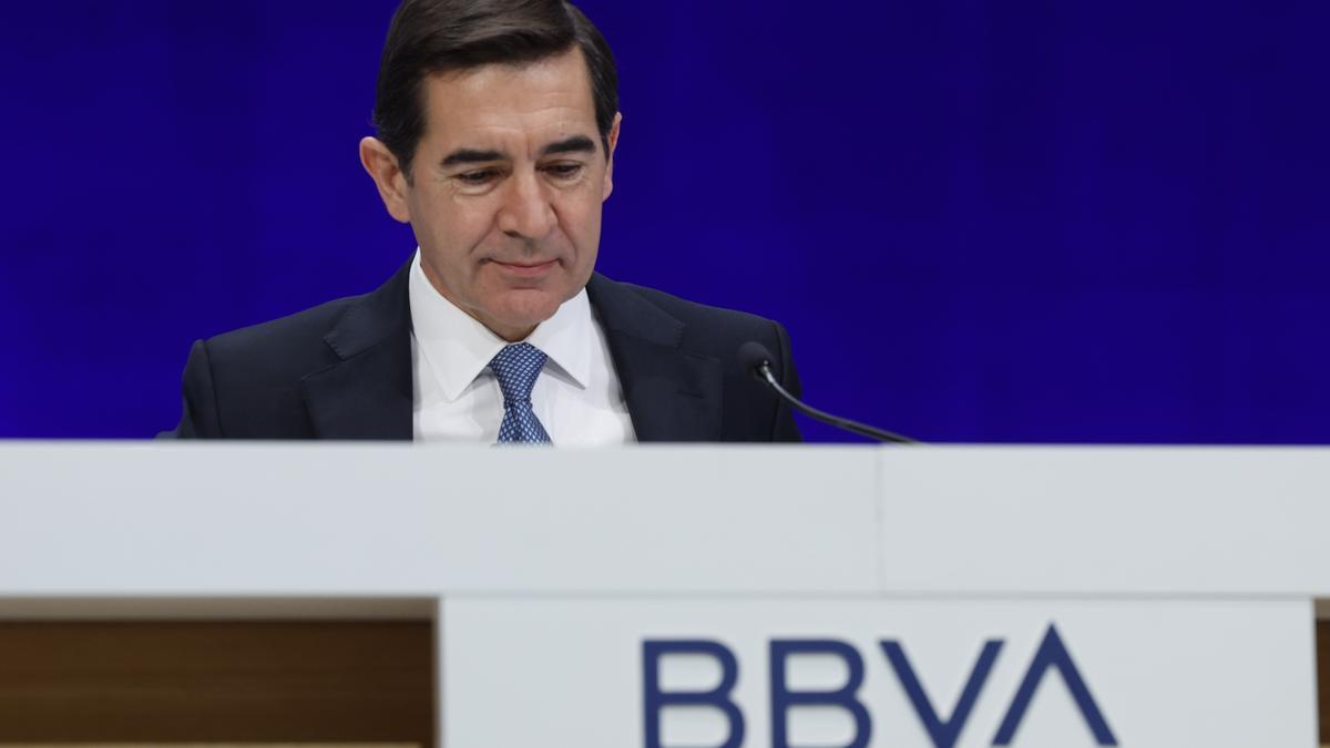 El BBVA propone al Sabadell un canje de una acción suya por 4,83 títulos del banco catalán