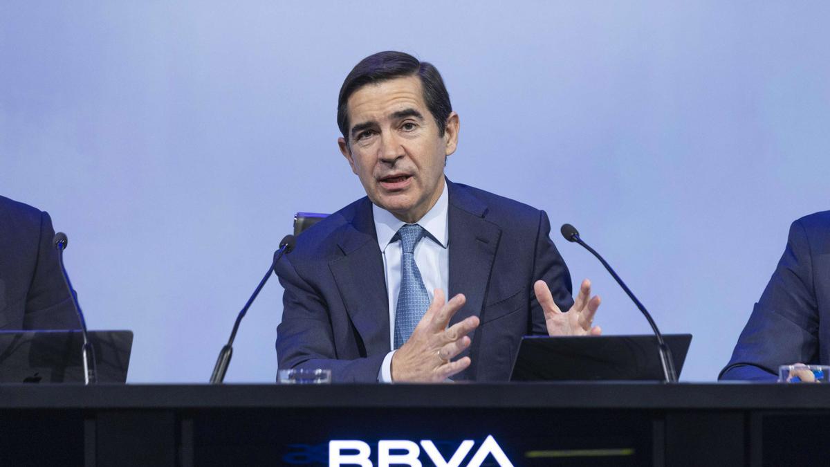 La opa hostil del BBVA por Sabadell se enfrenta a la oposición del Gobierno, los partidos y las dudas del mercado