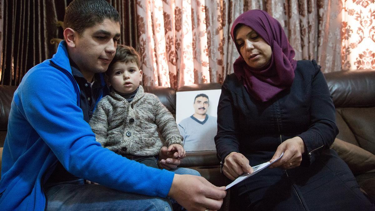 Mohammed nació en 1993. No tenía cinco años cuando su padre fue detenido. Le visita junto a su madre gracias al programa de ICR Al-Aizariya, Jerusalén Abril 2017