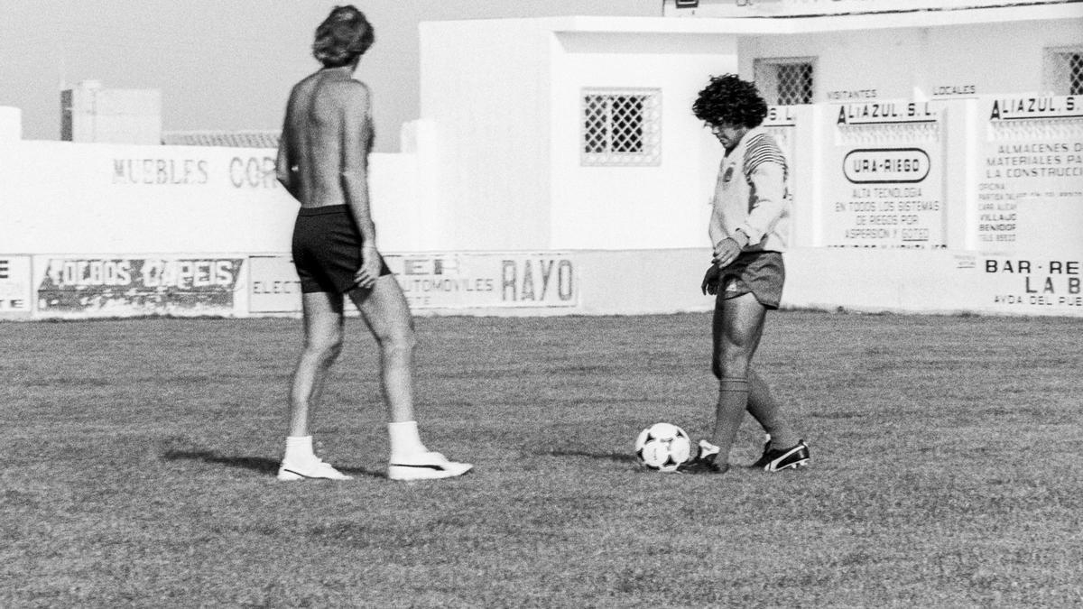 Menotti, de espaldas, durante un entrenamiento con Diego Armando Maradona en Alicante, en 1982, durante la preparación del Mundial de ese año.