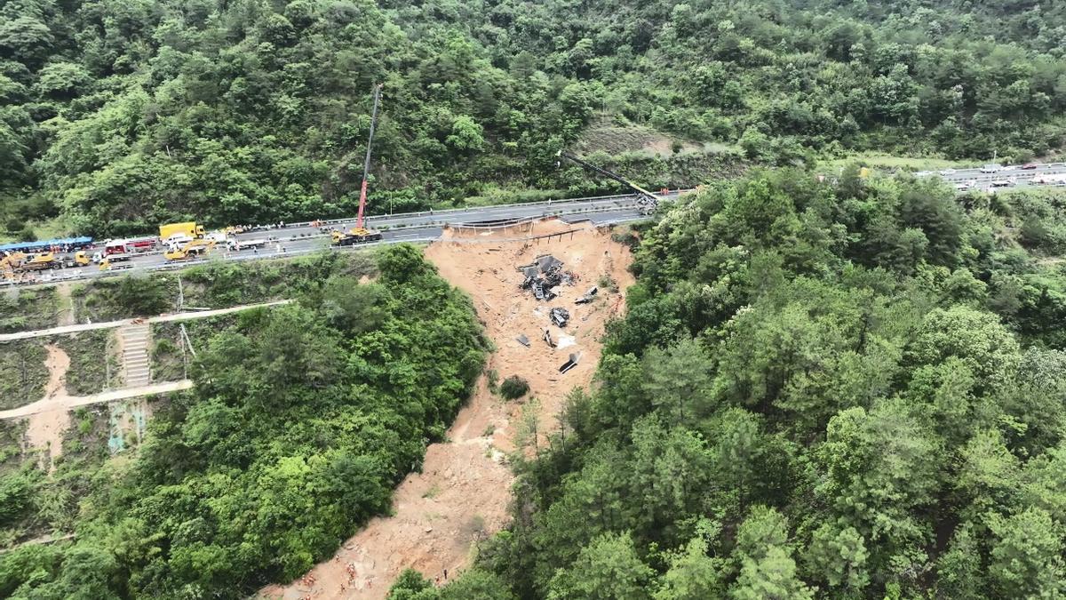 Medio centenar de fallecidos tras el hundimiento de una carretera en el sur de China