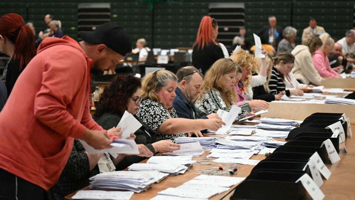 Trabajadores electorales cuentan papeletas en Blackpool este viernes.