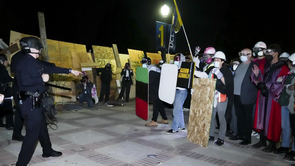 La Policía irrumpe en la acampada propalestina de la Universidad de California en Los Ángeles