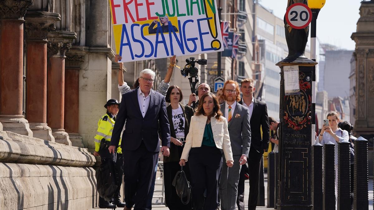 La Justicia británica da la razón a Julian Assange, que podrá seguir apelando contra su extradición a Estados Unidos