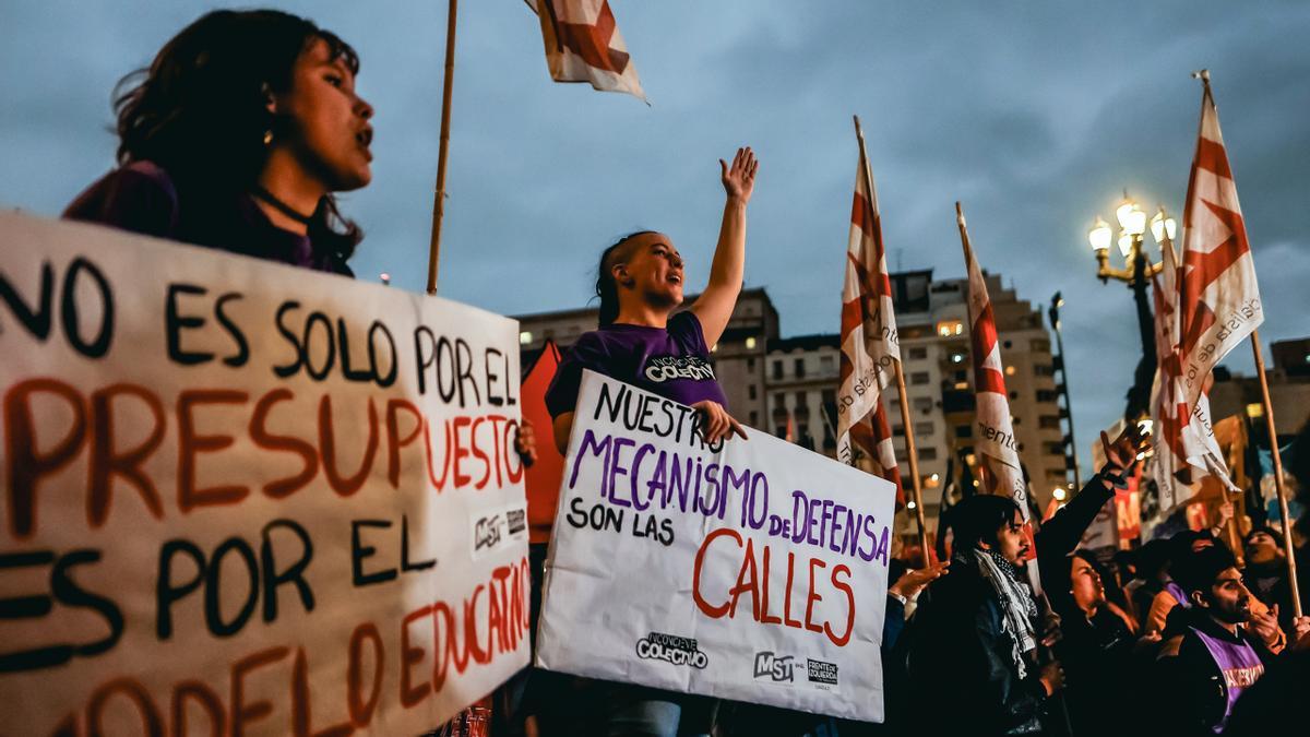 Un grupo de manifestantes frente al Congreso de la Nación, en Buenos Aires durante el debate de la Ley Bases, proyecto estrella del Ejecutivo de Javier Milei.